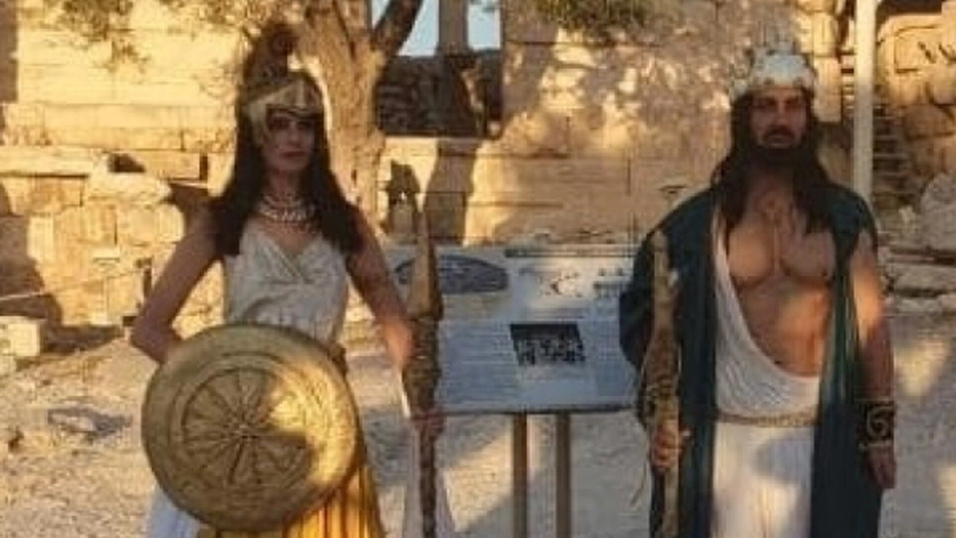 Aκρόπολη: Ενόχληση από τουρίστες που ντύθηκαν με χλαμύδες και πόζαραν στον Ιερό Βράχο