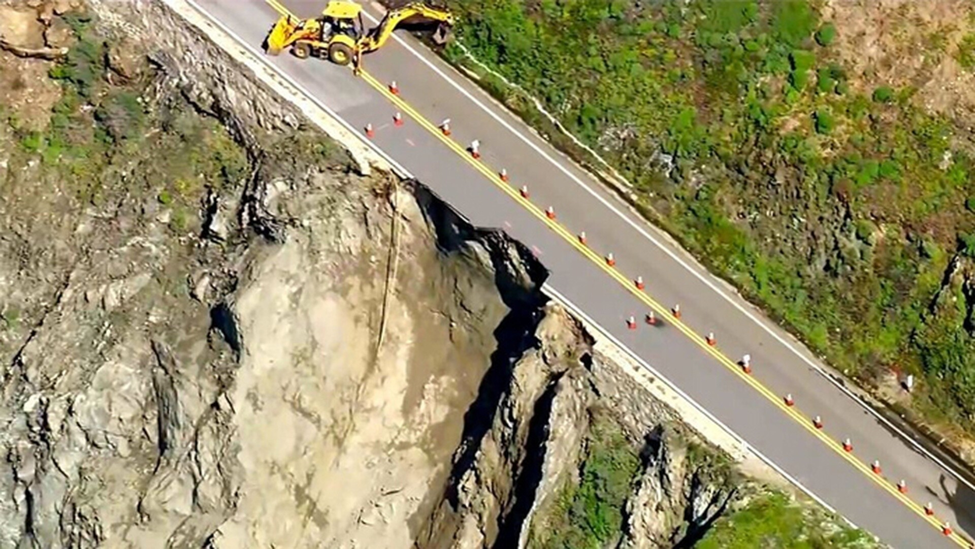 Καλιφόρνια: Κατέρρευσε η περίφημη παραλιακή λεωφόρος - 1600 άτομα εγκλωβίστηκαν σε παραλίες