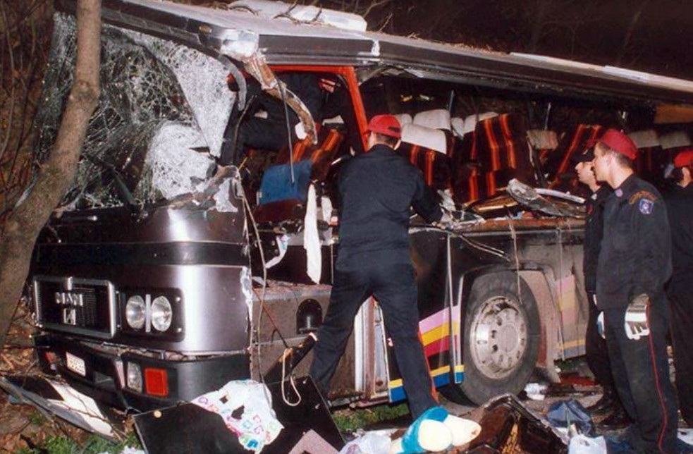 Τέμπη: Είκοσι ένα χρόνια από το σοκαριστικό δυστύχημα που έκοψε το νήμα της ζωής 21 μαθητών