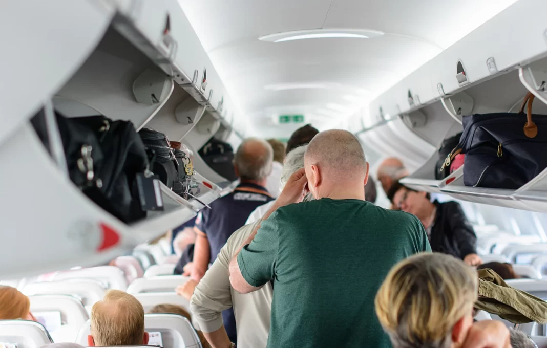 Αγωνία σε πτήση από Μύκονο προς Αθήνα: Επιβάτης κινδύνευσε να πέσει σε κώμα