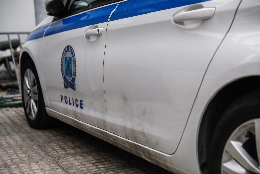 Ιδιοκτήτης καταστήματος ακινητοποίησε διαρρήκτη που μπήκε από τον φωταγωγό