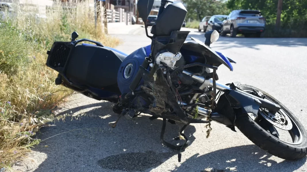 Σφοδρή σύγκρουση αυτοκινήτου με μηχανή - Στο νοσοκομείο ο δικυκλιστής