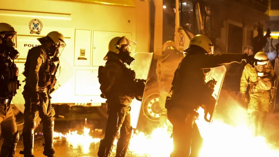 Επίθεση με μολότοφ σε διμοιρία των ΜΑΤ στα Εξάρχεια