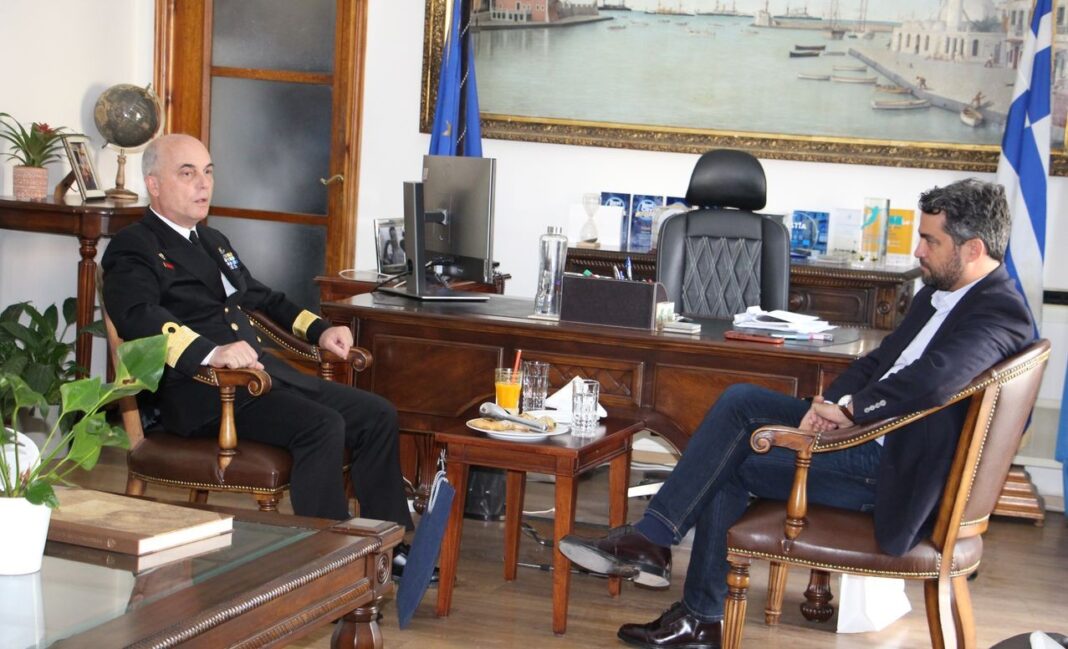 Εθιμοτυπική συνάντηση του Παναγιώτη Σημανδηράκη με τον νέο Διοικητή Ναυστάθμου Κρήτης