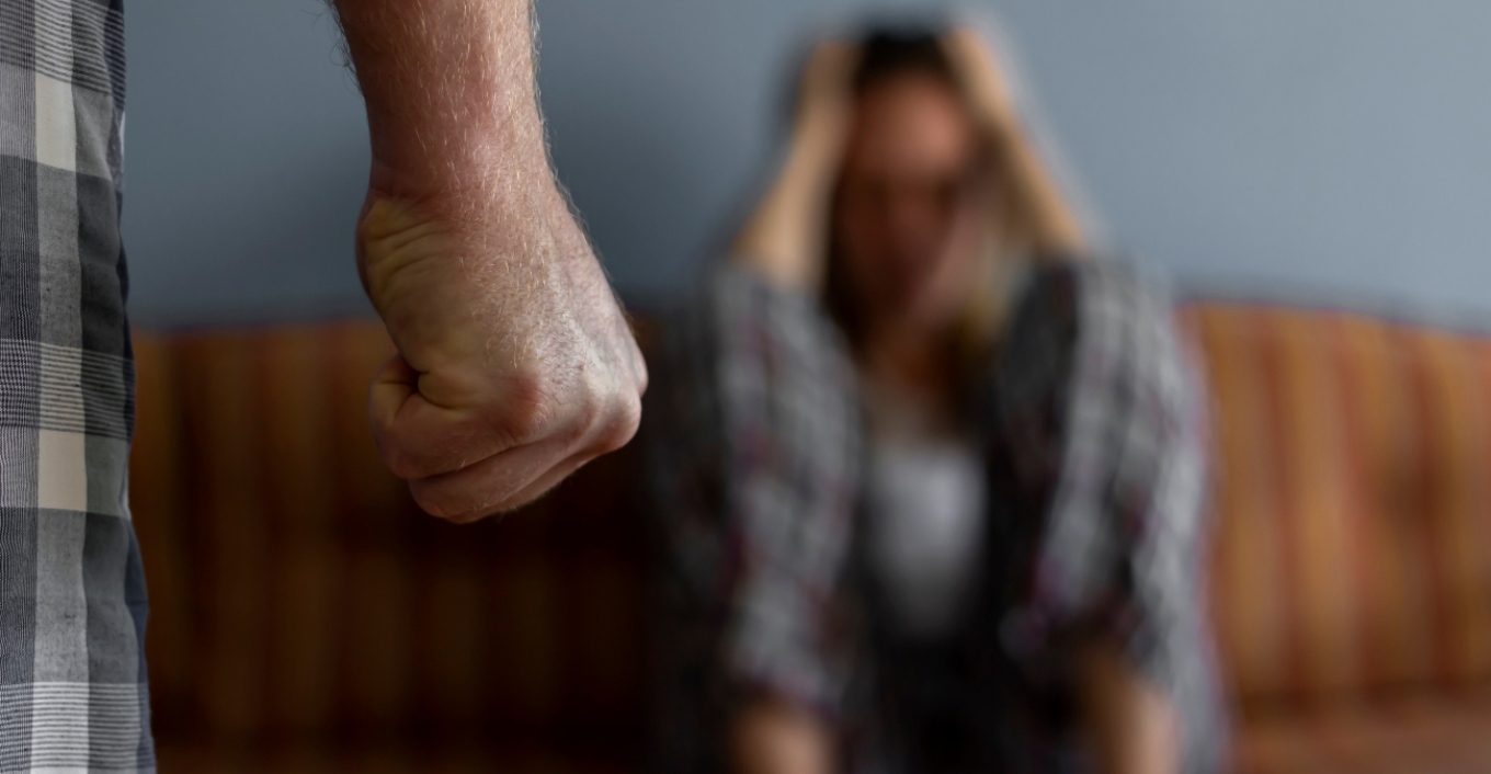 Όρμησε για να χτυπήσει τη σύζυγό του επειδή ζήτησε 20 ευρώ για τα ιδιαίτερα του γιου τους – Επίθεση και στον 13χρονο