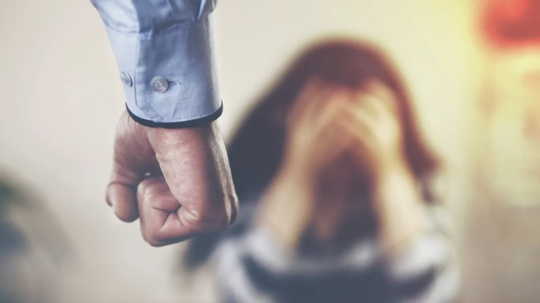 Εφιάλτης για 41χρονη: Ο σύντροφός της, τη χτυπούσε και την κλείδωνε στο σπίτι