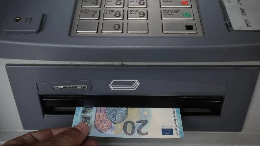Επιδόματα: Ποιες πληρωμές θα γίνονται αποκλειστικά με κάρτα