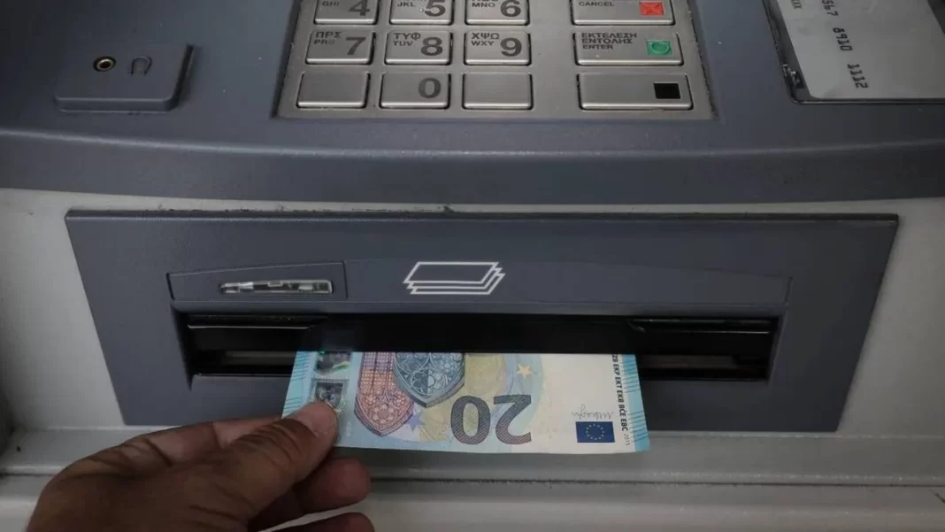 Επιδόματα: Τέλος στις καταθέσεις με μετρητά – Ποια θα πληρώνονται με «κάρτα»