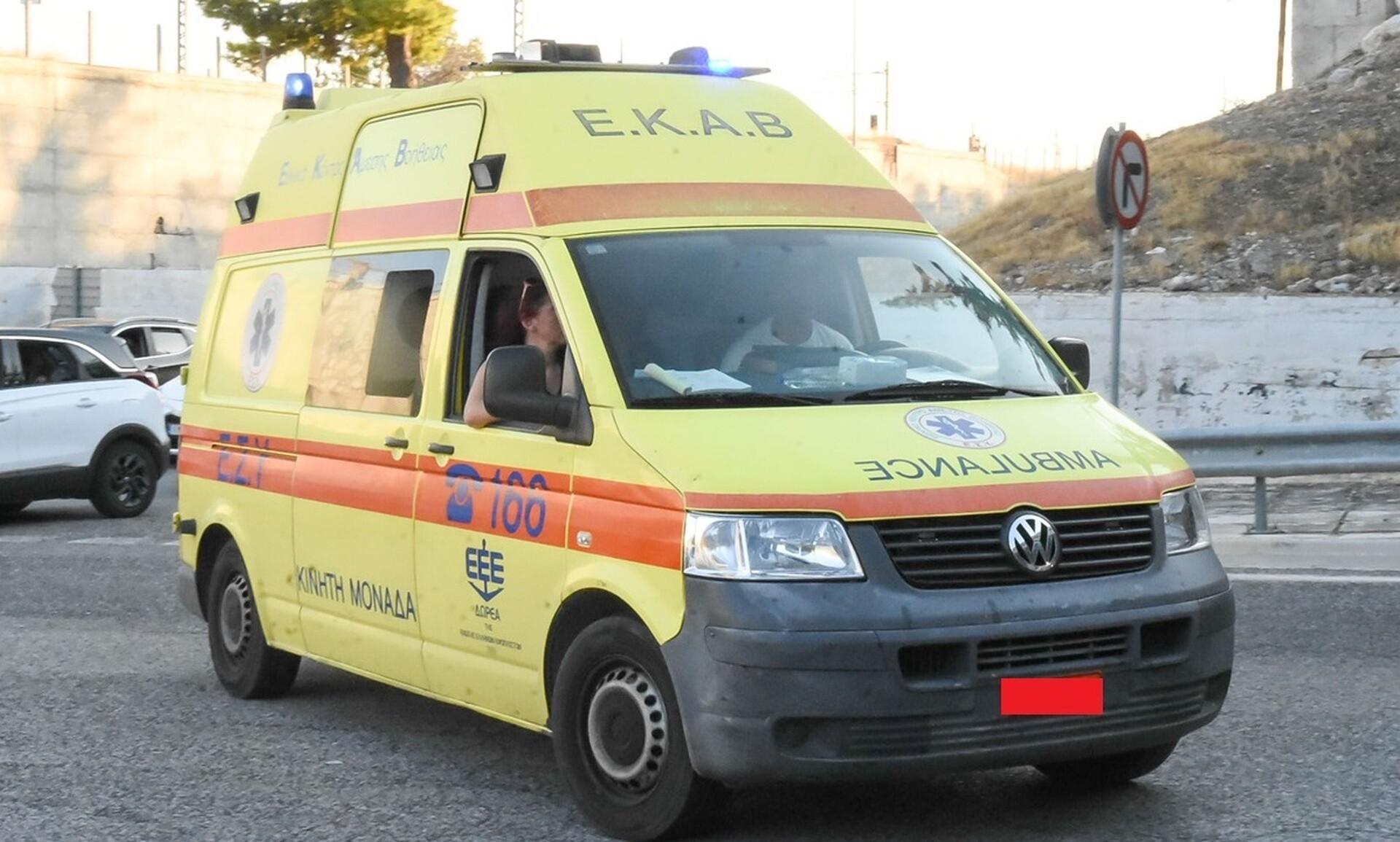 Όχημα «καρφώθηκε» σε φανάρι – Νεκρός ο 62χρονος οδηγός