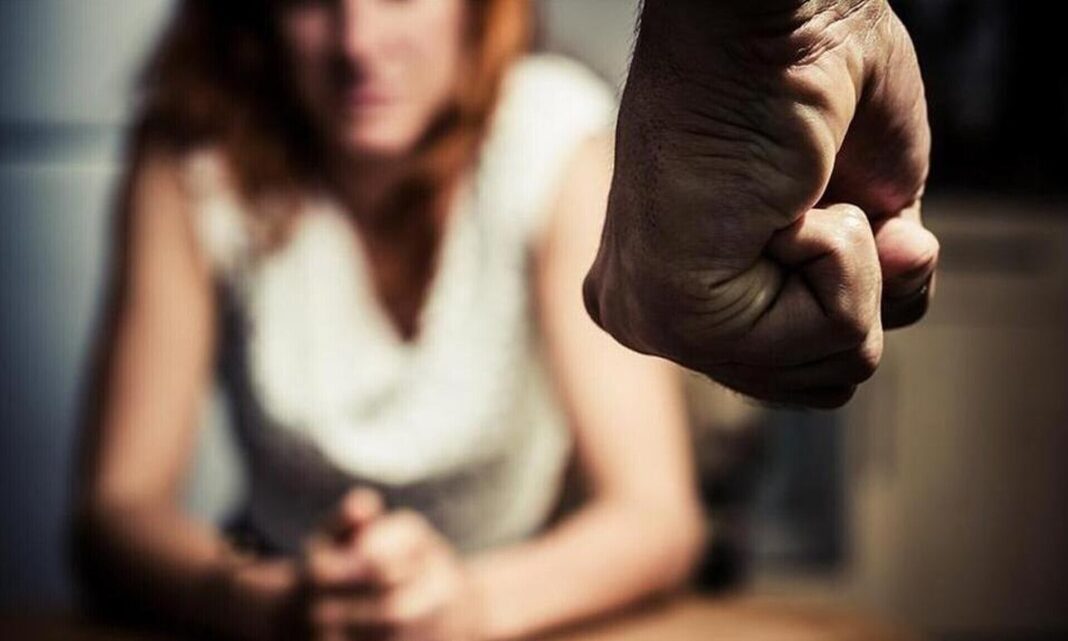 Ενδοοικογενειακή βία: Φυλάκιση σε άνδρα που επιτέθηκε στην σύντροφό του