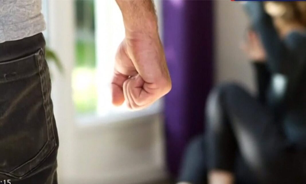 Συνελήφθη αφού χτύπησε τον γιο του... με φτυάρι