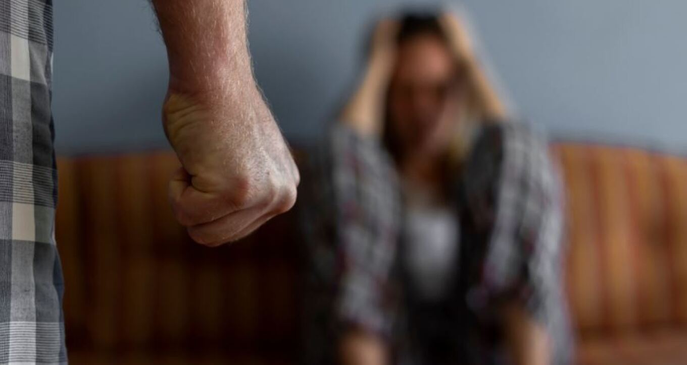 55χρονος κατηγορείται ότι ξυλοκόπησε και απείλησε να σκοτώσει τη σύζυγό του