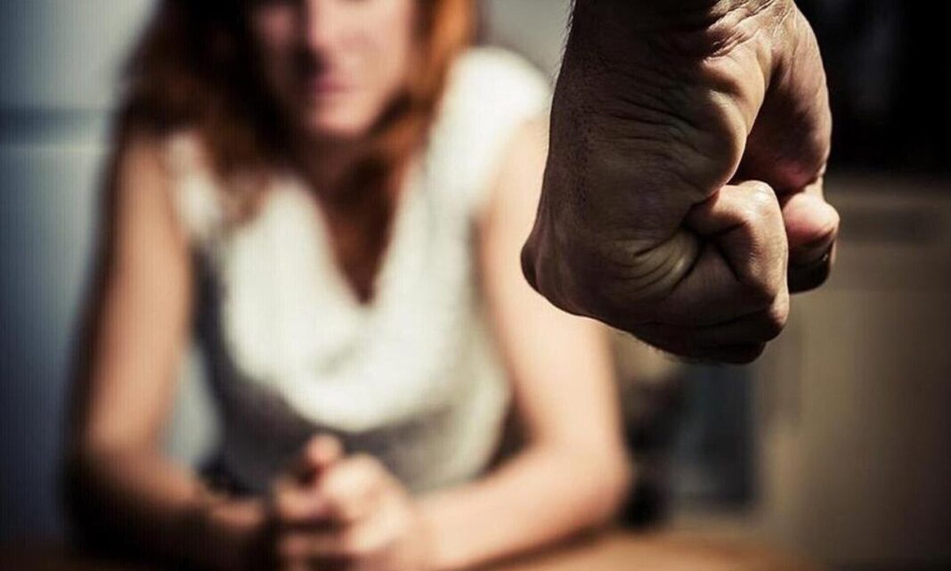 Έδερνε και εξέδιδε και τη 40χρονη σύντροφό του επί τρία χρόνια