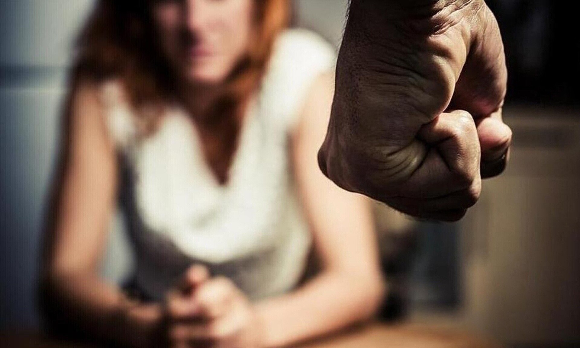 Έδερνε και εξέδιδε και τη 40χρονη σύντροφό του επί τρία χρόνια