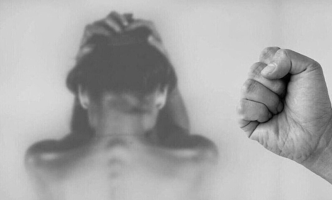 Δεκαπεντάχρονος κατήγγειλε τον πατέρα του ότι κακοποιεί τη μητέρα του