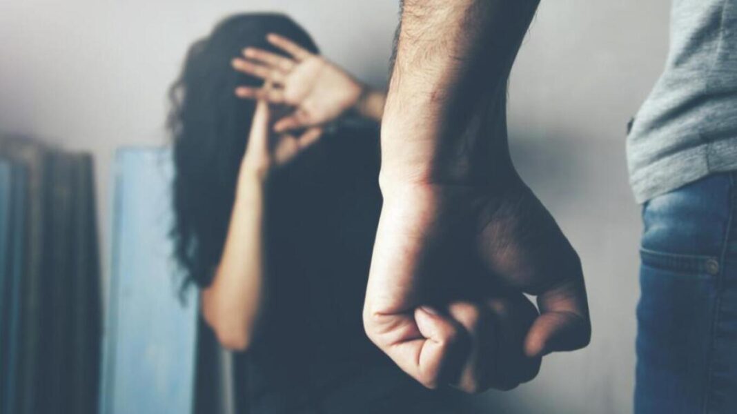 Ξυλοκόπησε τη σύντροφό του και την κλείδωσε στο διαμέρισμα