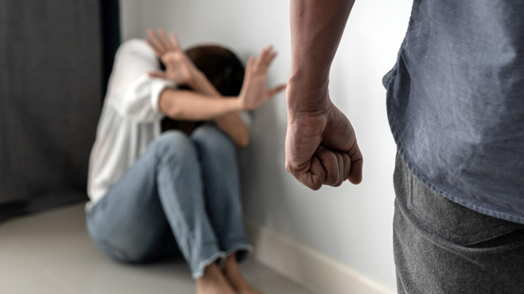 Καταφύγιο σε γυναίκα που κινδύνευε από πρώην σύντροφό της εξασφάλισε η ΕΛ.ΑΣ.