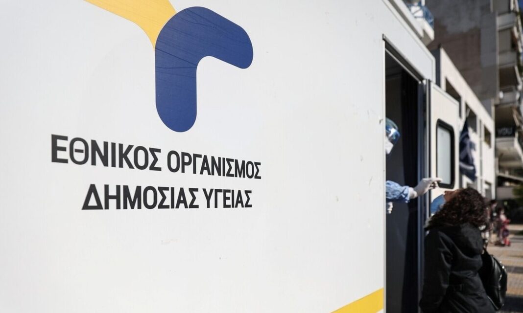 ΕΟΔΥ: 8 θάνατοι από covid-19 και ένας από γρίπη