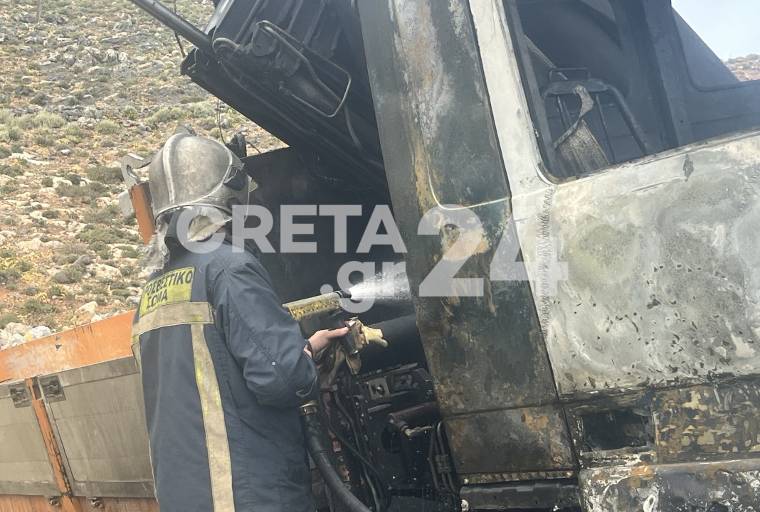 Ηράκλειο: Φορτηγό ανετράπη και «λαμπάδιασε» στην εθνική