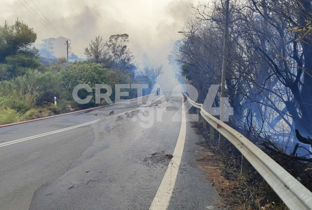 Μεγάλη πυρκαγιά στον Ναύσταθμο Κρήτης – Εκκενώθηκε ο οικισμός