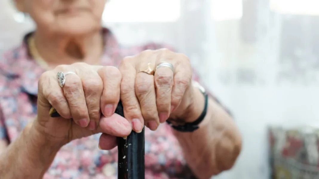Χειροπέδες σε 66χρονη εισπράκτορα σπείρας που εξαπατούσε ηλικιωμένους