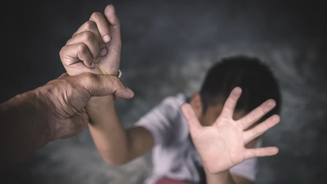Μάνα κατήγγειλε τον πρώην πεθερό της για βιασμό του 4χρονου γιου της