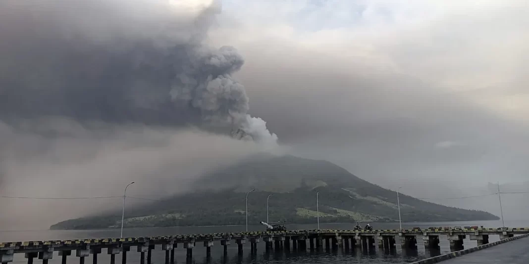 Συναγερμός στην Ινδονησία: Εξερράγη ηφαίστειο, έκλεισε αεροδρόμιο, απομακρύνθηκαν οι κάτοικοι