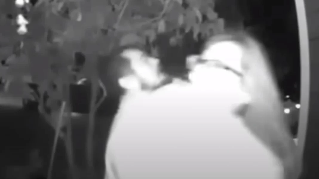Όρεγκον: Κάμερα σε κουδούνι σπιτιού κατέγραψε καρέ-καρέ την αρπαγή γυναίκας – Ανατριχιαστικό βίντεο