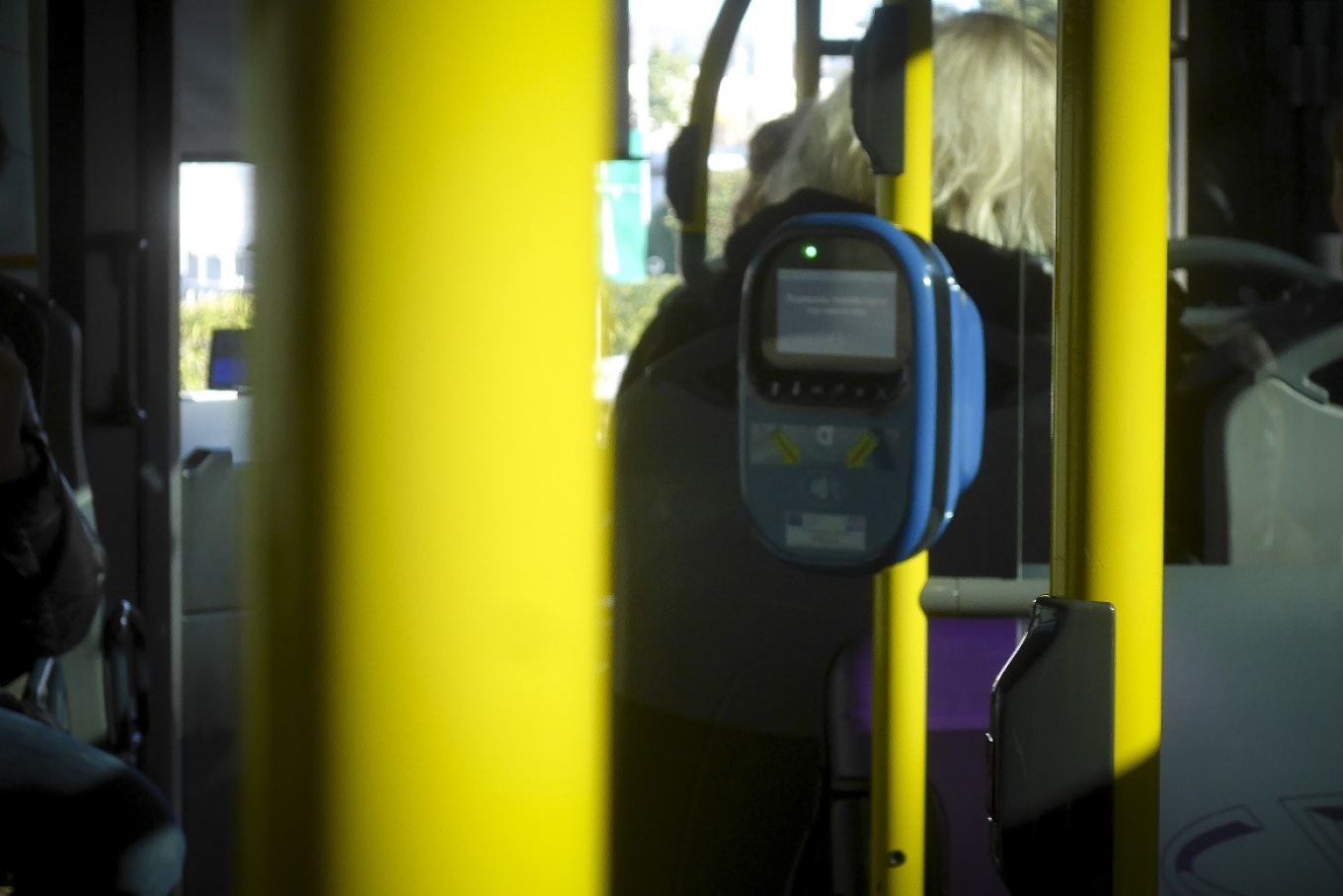 Πληρωμές με κάρτα στα λεωφορεία express του αεροδρομίου - Μέχρι τέλος του έτους σε τρόλεϊ, μετρό, τραμ