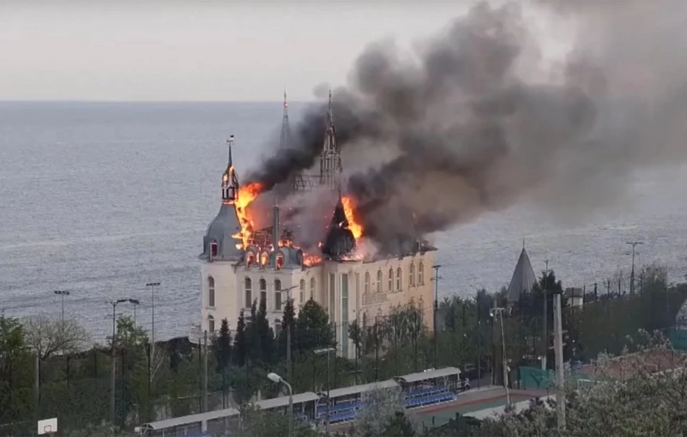Καίγεται το εμβληματικό «κάστρο του Χάρι Πότερ» στην Οδησσό – Πέντε νεκροί