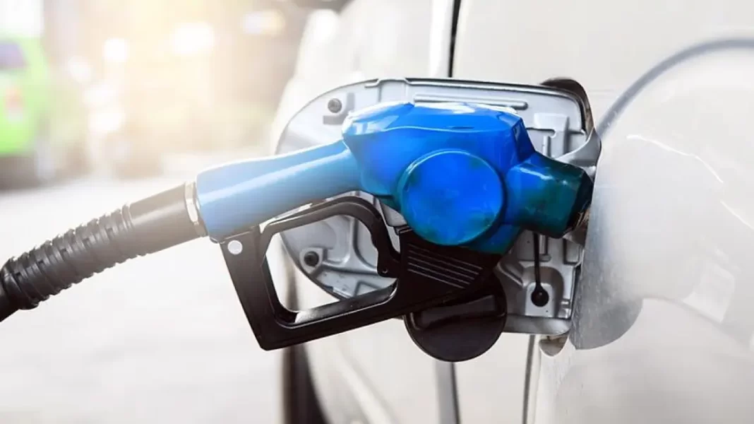 Καύσιμα: Σκαρφάλωσε στα 2,30 ευρώ η βενζίνη στα νησιά - Πού θα φτάσει το Πάσχα