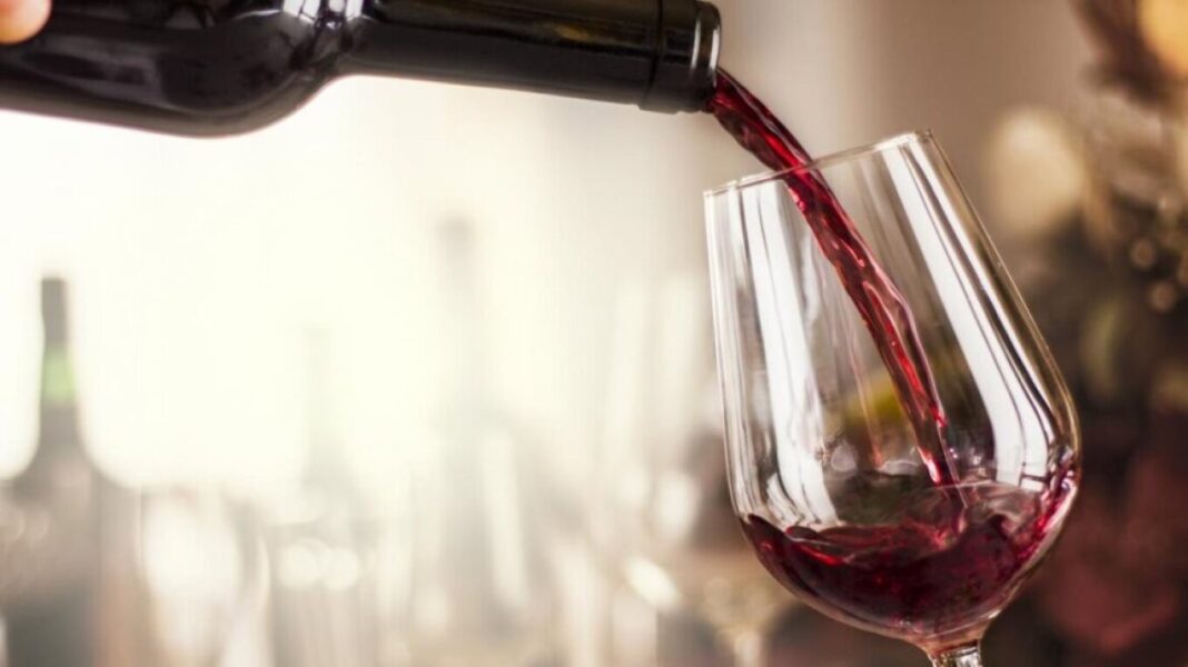 Εστιατόριο στην Ιταλία προσφέρει δωρεάν μπουκάλι κρασί σε όσους δεν αγγίξουν το κινητό τους