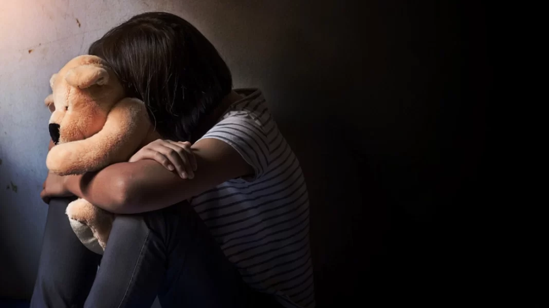 Συνελήφθη 64χρονος που θώπευσε 11χρονη και την μαχαίρωσε για να μην μιλήσει