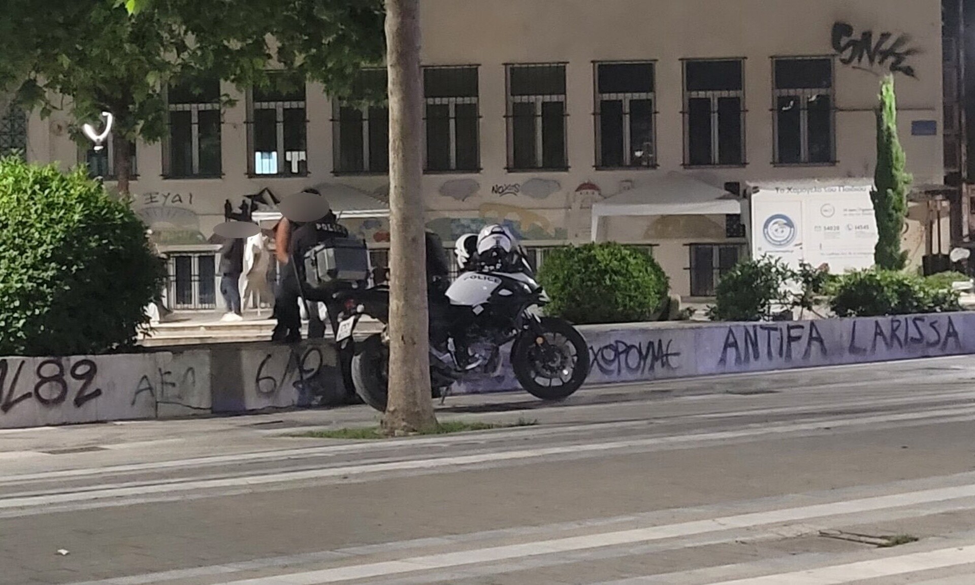 Αναστάτωση στην πλατεία Ταχυδρομείου – Άντρας άρχισε να βγάζει τα ρούχα του σε κοινή θέα