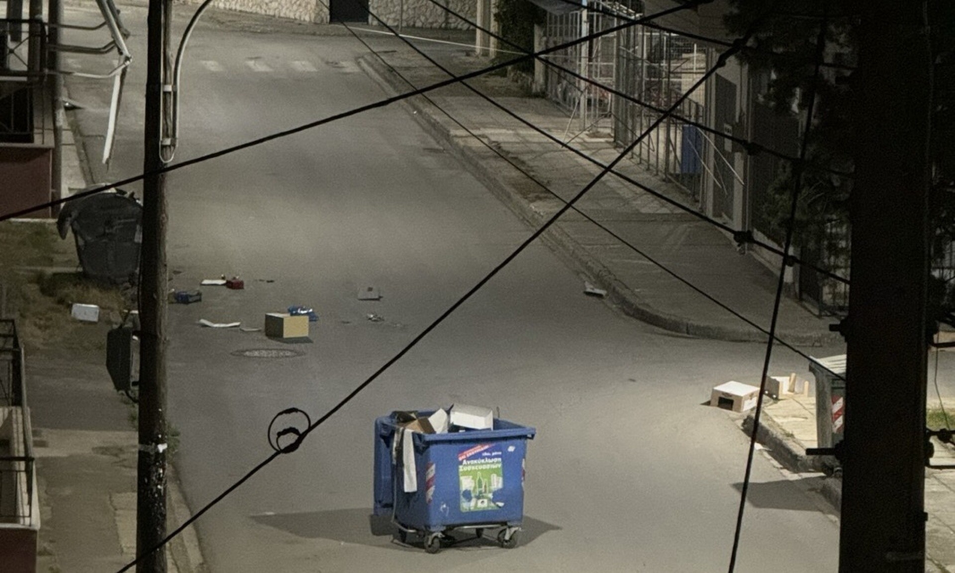 Ανήλικοι έστησαν οδοφράγματα με κάδους σε συνοικία και πετούσαν δυναμιτάκια σε βεράντες