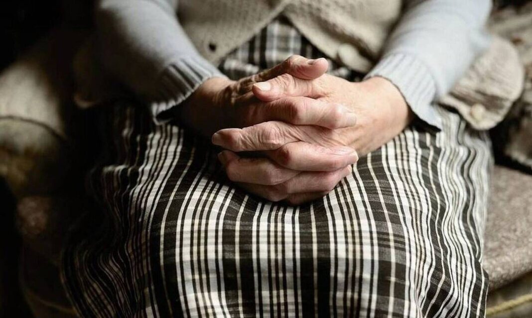 Θρασύτατοι ληστές έστησαν παγίδα σε ηλικιωμένη: Το «κόλπο» με τα αλουμινόχαρτο