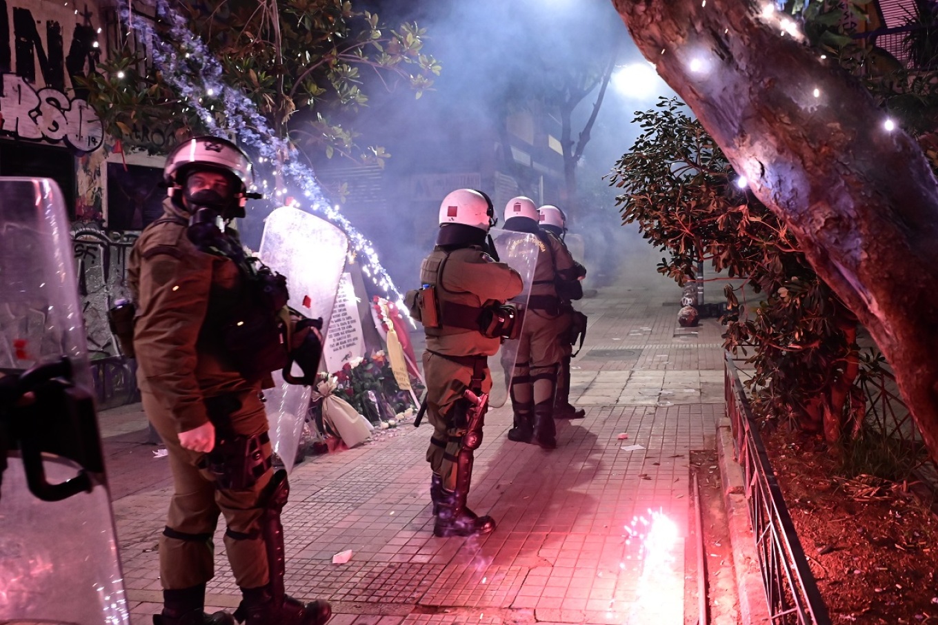 Αστυνομικός τραυματίστηκε από επίθεση αγνώστων - Κάηκε ολοσχερώς ένα αυτοκίνητο