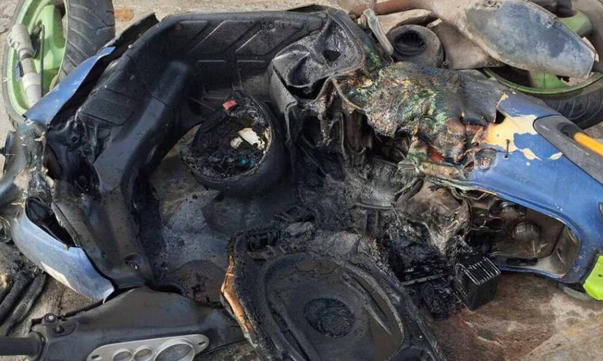 35χρονη πυρπόλησε μηχανάκι και συνελήφθη επ’ αυτοφώρω από άνδρες της Πυροσβεστικής