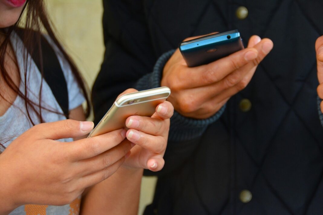 Γαλλία - Έκθεση: Επείγον να μπει τέλος στη χρήση smartphone για τους κάτω των 13 ετών