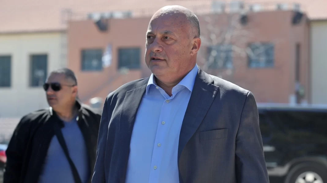 Συνελήφθη ο Αχιλλέας Mπέος – Χαμός στο δημοτικό συμβούλιο (βίντεο)