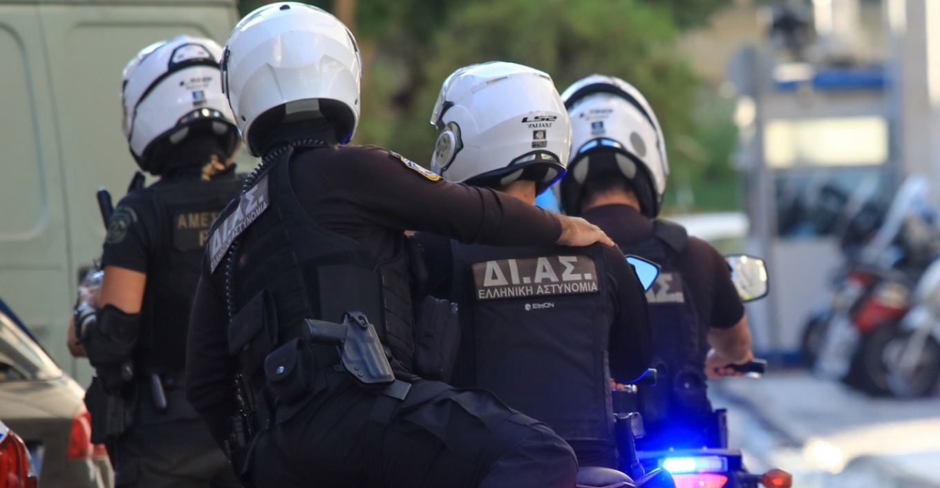 Καταδίωξη και σύλληψη διακινητή μεταναστών - Μετέφερε σε βαν στοιβαγμένα 15 άτομα