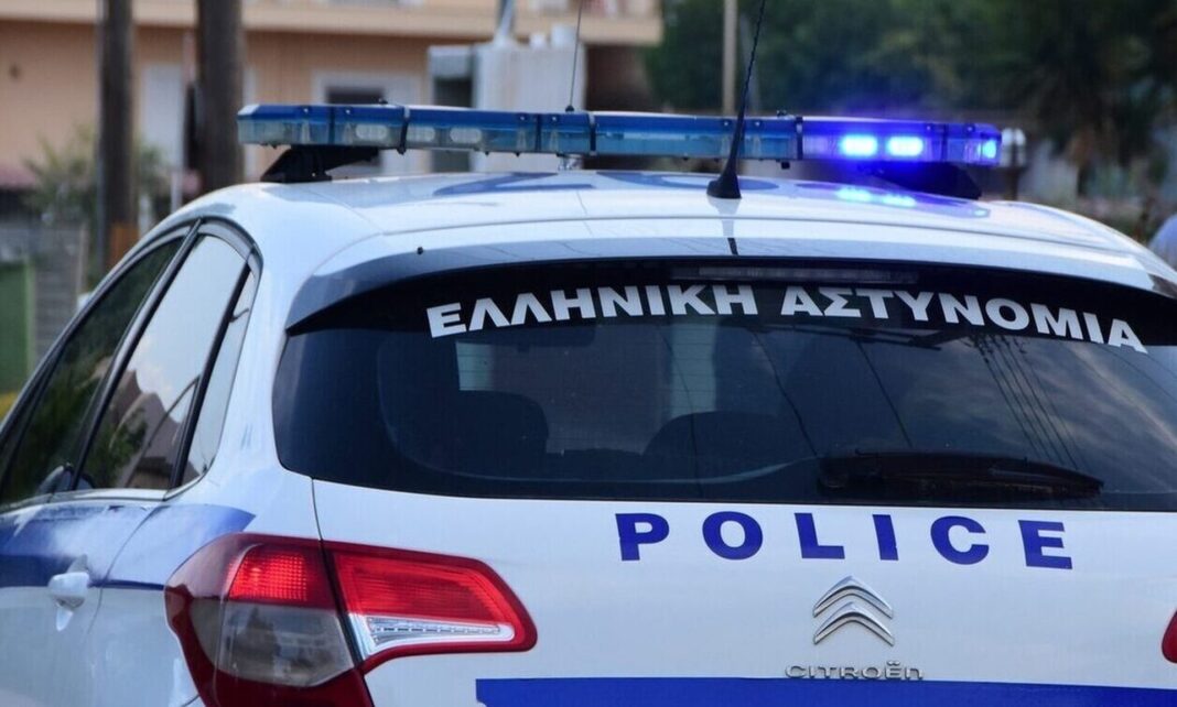 Άνδρας απειλεί να πέσει στο κενό