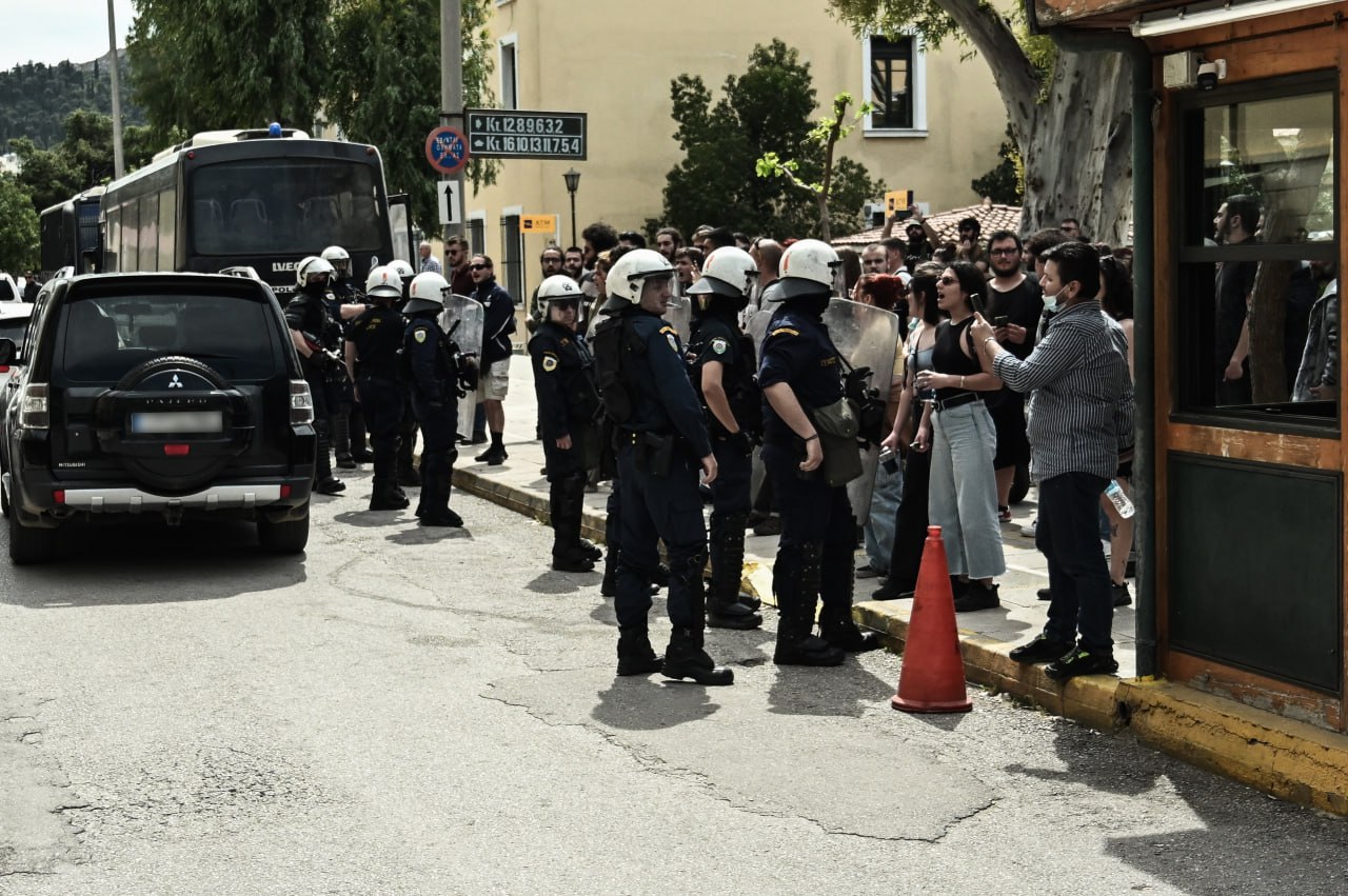 Στην ανακρίτρια ο δολοφόνος της 28χρονης Κυριακής – Ένταση στην Ευελπίδων
