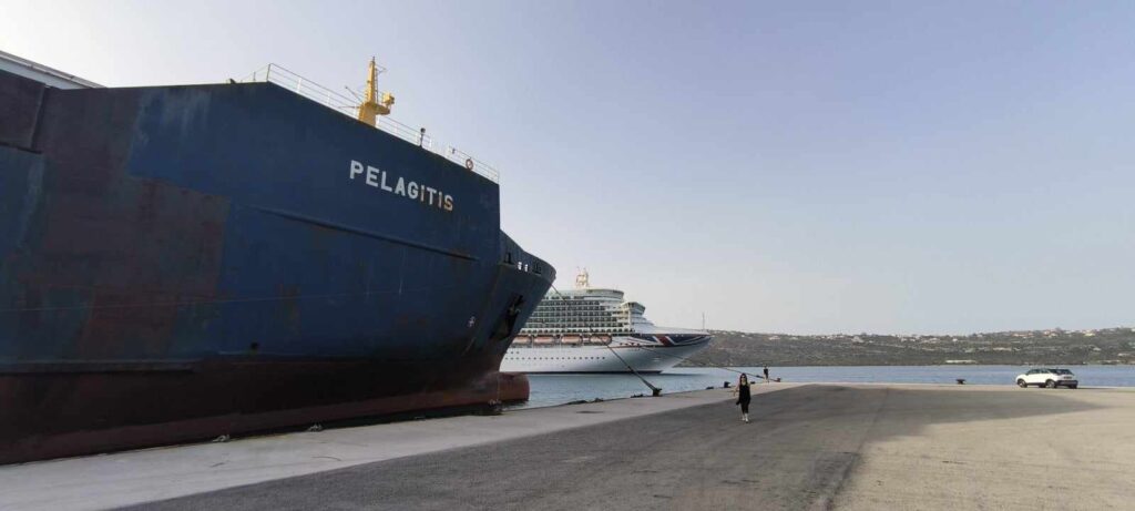 «Μάχη» με τα κύματα έδωσε φορτηγό πλοίο για να δέσει στο λιμάνι της Σούδας – Τραυματισμός καβοδέτη