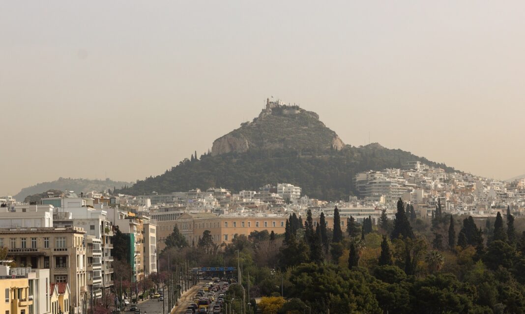 «Μύλος» με την αφρικανική σκόνη- Κόντρες ειδικών για την επιβάρυνση των επομένων ημερών