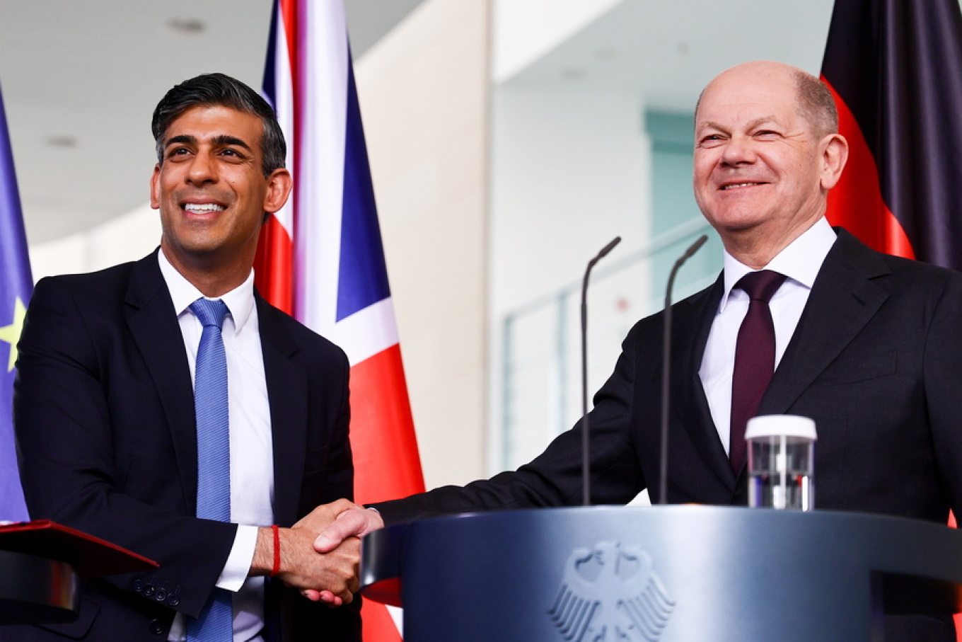 Κοινό εξοπλιστικό πρόγραμμα ανακοίνωσαν Σολτς και Σούνακ – Δεσμεύονται στη στήριξη της Ουκρανίας