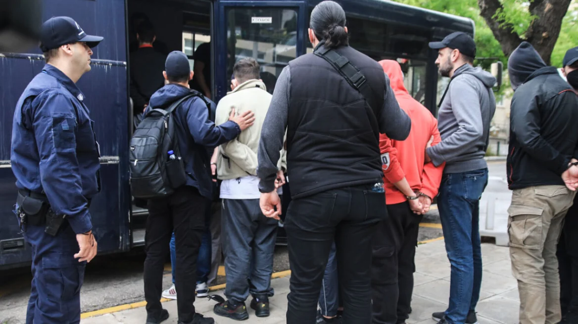 Οπαδική βία: Στην Ευελπίδων οι συλληφθέντες, απολογούνται για την εγκληματική οργάνωση και τη δολοφονία Λυγγερίδη