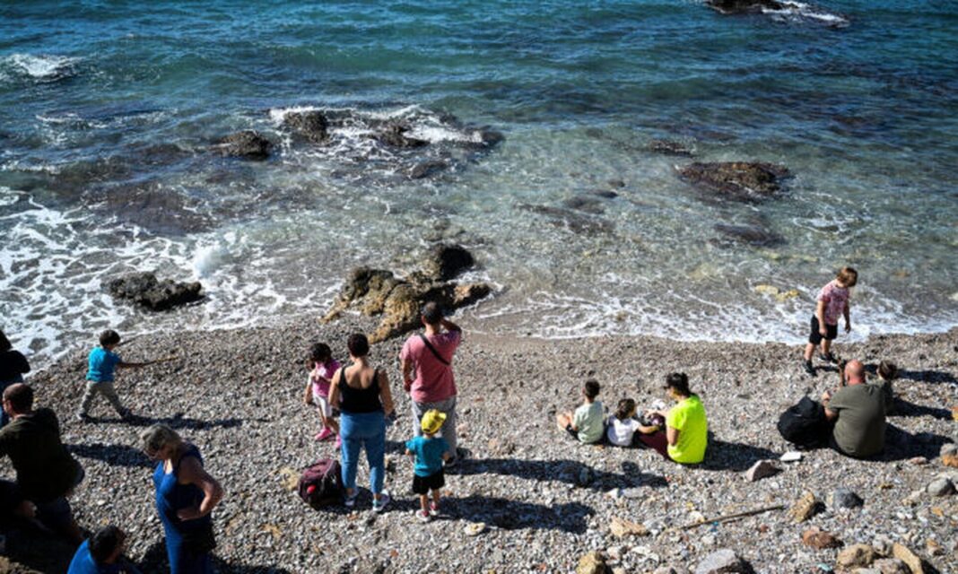 Φίδι τσίμπησε γυναίκα μέσα στη θάλασσα