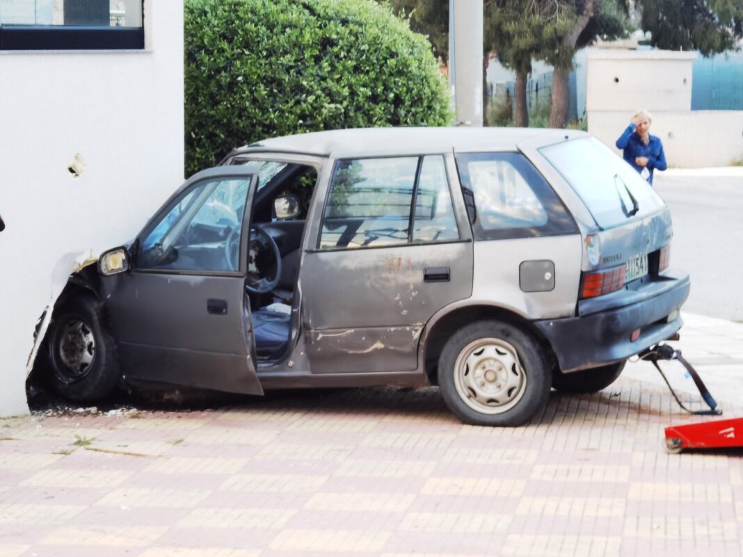 Σε τοίχο καρφώθηκε το αυτοκίνητο της γυναίκας που ανασύρθηκε χωρίς της αισθήσεις της μετά από τροχαίο
