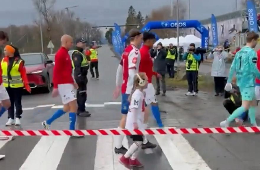 Ομάδα της Νορβηγίας έχει αποδυτήρια εκτός γηπέδου και περνά το δρόμο πριν από κάθε ματς (Video)